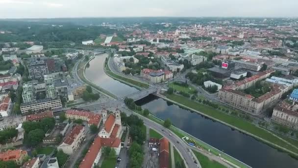 vue aérienne sur la ville près de la rivière 