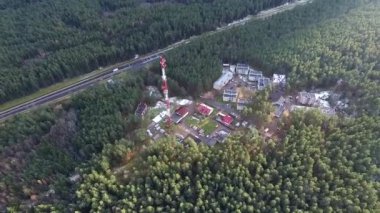 çevresinde otoyol tv Kulesi ve orman üzerinde uçuş