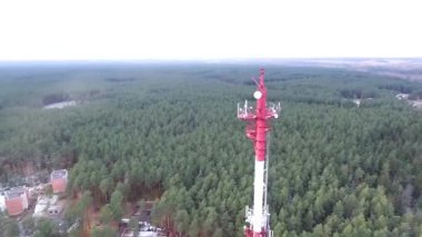çevresinde otoyol tv Kulesi ve orman üzerinde uçuş