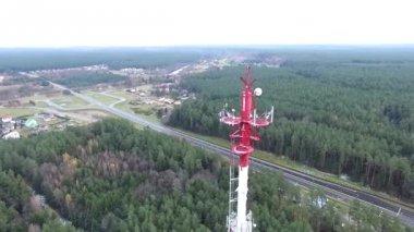 çevresinde otoyol tv Kulesi ve orman üzerinde uçuş