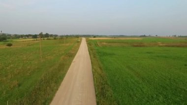 Uçuş çakıl yol kırsalında ötesinde