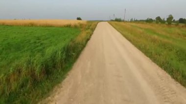 Uçuş çakıl yol ötesinde ve kırsal çayır üzerinde