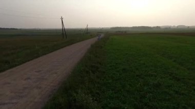 Uçuş çakıl yol kırsalında ötesinde