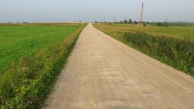 Uçuş çakıl yol kırsalında ötesinde