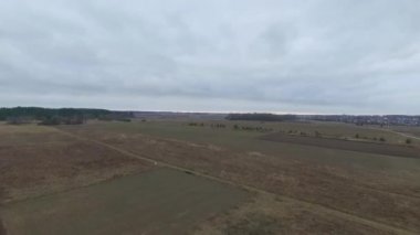 çayır üzerinde uçuş video