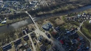 Uçuş bitti küçük kasaba Nehri yakınında