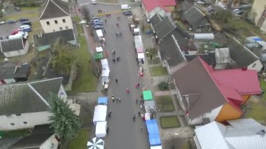 sokakta adil Nehri yakınında küçük kasabada uçuş