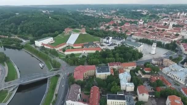 Flygfoto Över Staden Nära Floden — Stockvideo