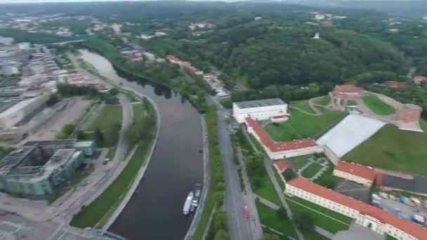 Luchtfoto Uitzicht Stad Buurt Van Rivier — Stockvideo