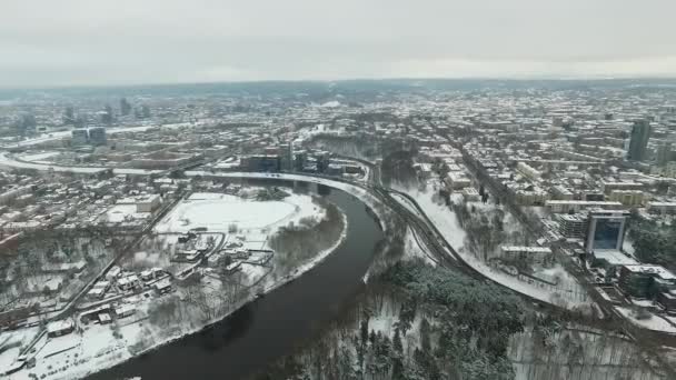Εναέρια Θέα Πάνω Από Την Πόλη Κοντά Στον Ποταμό Χειμώνα — Αρχείο Βίντεο