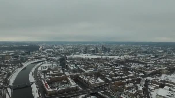 Vista Aérea Sobre Ciudad Cerca Del Río Invierno — Vídeos de Stock