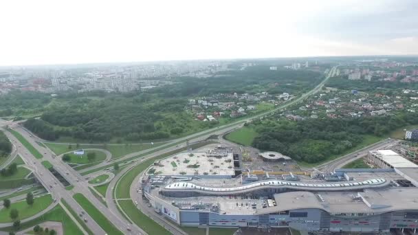vue aérienne sur la ville près du supermarché 