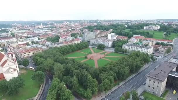 Luftaufnahme Über Die Stadt Der Nähe Des Platzes — Stockvideo