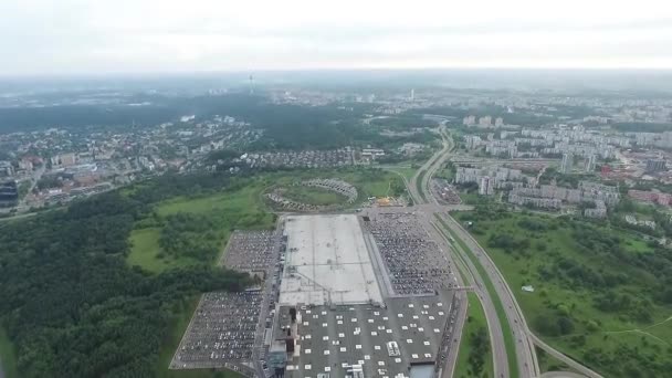 Şehrin Yakınında Süpermarket Üzerinde Havadan Görünümü — Stok video