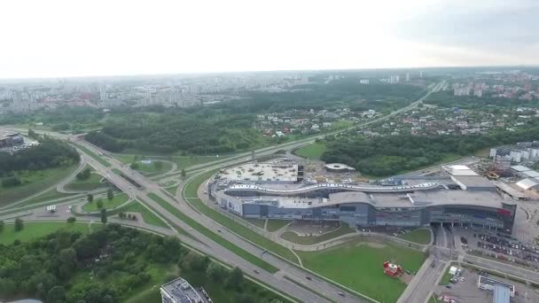vue aérienne sur la ville près du supermarché 