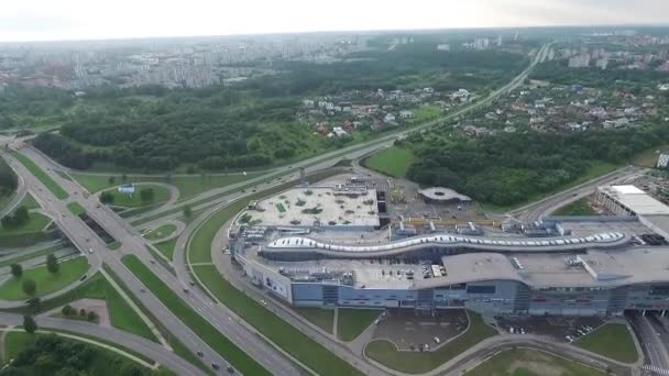 vue aérienne sur la ville près du supermarché 