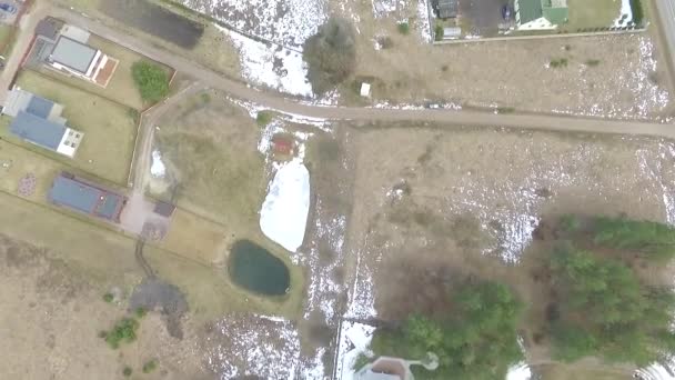 caméra incliner vers le haut de maisons à route 