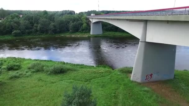 Flucht Entlang Der Brücke Durch Den Fluss — Stockvideo
