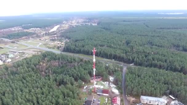 Rundflug Über Autobahn Fernsehturm Und Wald — Stockvideo