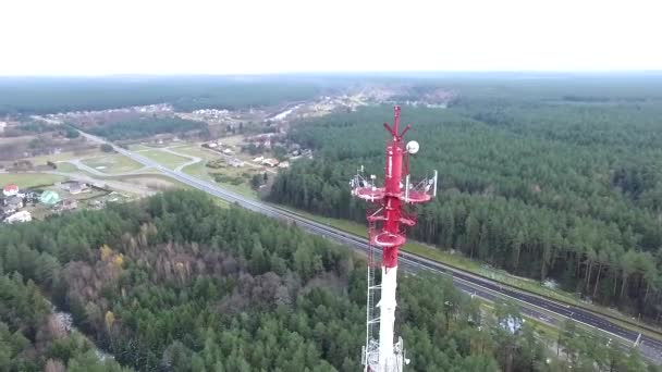 Lot Wokół Nad Wieżą Telewizyjną Autostrady Lasu — Wideo stockowe