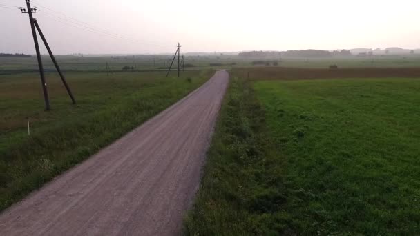 Kırsal Kesimde Çakıl Yol Ötesinde Geriye Doğru Uçuş — Stok video