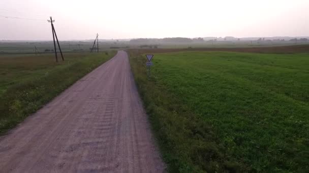 Kırsal Kesimde Çakıl Yol Ötesinde Geriye Doğru Uçuş — Stok video