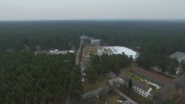 Volo Sopra Edifici Vicino Alla Foresta — Video Stock