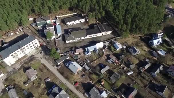 Vuelo Sobre Edificios Cerca Del Bosque — Vídeo de stock