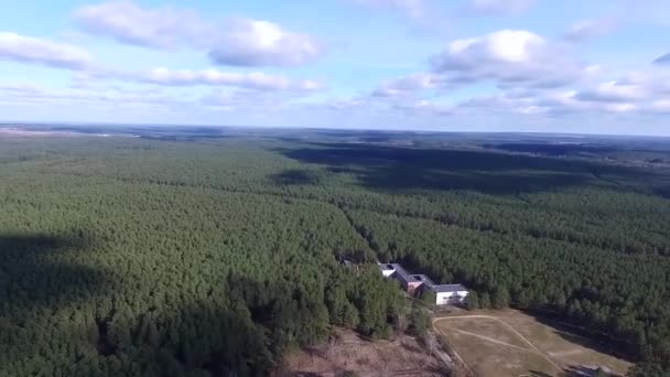 Repülés Több Mint Kis Város Erdő Folyó Közelében — Stock videók