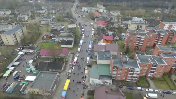 Vlucht Kleine Stad Buurt Van Rivier Eerlijke Straat — Stockvideo