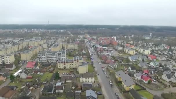 Lot Nad Małym Miasteczku Pobliżu Rzeki Targi Ulicy — Wideo stockowe