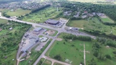 mesafe binalar küçük kasabada üzerinde uçuş