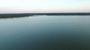 göl gün batımından üzerinde uçuş