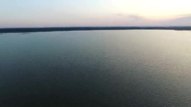 döndürme sundown ile göl üzerinde uçuş