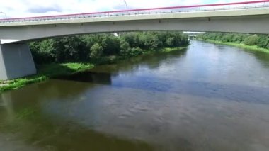 Uçuş köprüsü üzerinde Nehrin altından