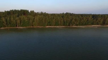 uçan plaja göl kenarında