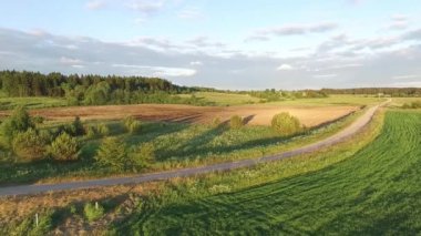 bir çayırda uçan uçak