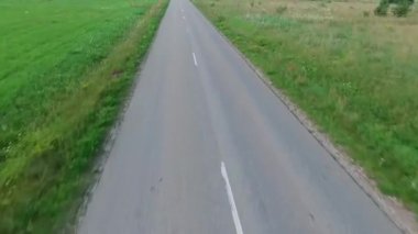 köy yolunda ve risinp kadar üzerinde uçan