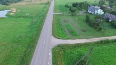 ülke yol araba üzerinde uçan