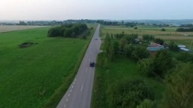 ülke yol araba üzerinde uçan