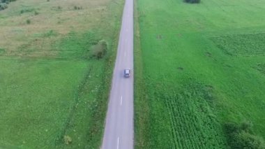 ülke yol araba üzerinde uçan
