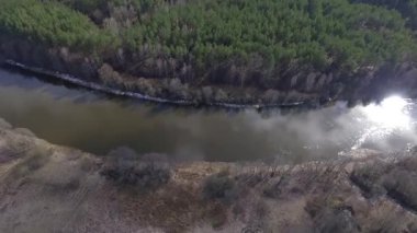 Yol ve nehir üzerinde uçan