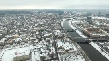 Panorama döndürme kış ile Nehri yakınında şehri