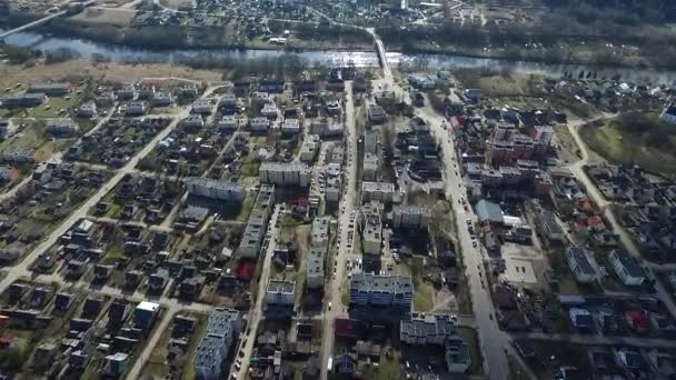 Політ Над Маленьким Містом Біля Річки — стокове відео