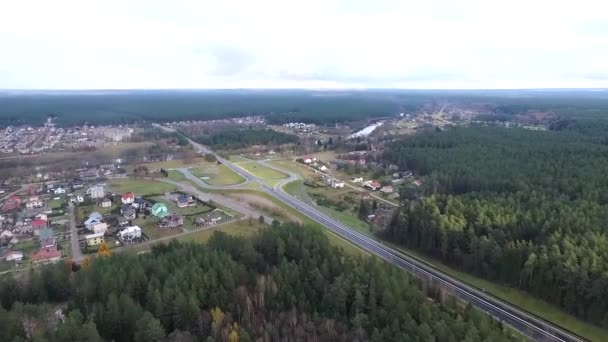 飞越森林和小镇在远处 — 图库视频影像
