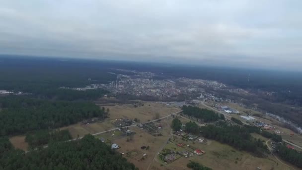 Vuelo Sobre Bosque Pequeña Ciudad Distancia — Vídeos de Stock