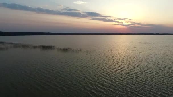 Göl Gün Batımından Üzerinde Uçuş — Stok video