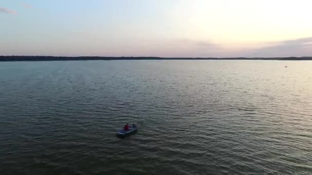 Voo Sobre Lago Barco Pôr Sol — Vídeo de Stock