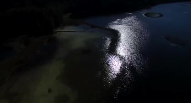 Vuelo Sobre Pequeño Puente Lago Cerca Del Bosque Por Noche — Vídeo de stock
