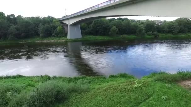 Vlucht Onder Brug River — Stockvideo